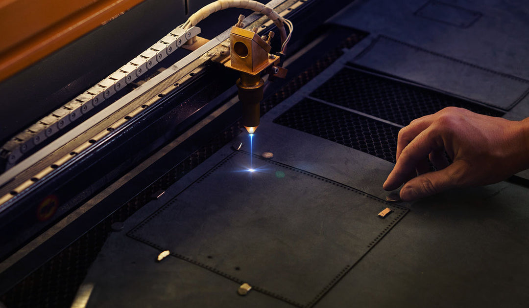 Gravure laser sur cuir : une touche personnalisée pour vos accessoires
